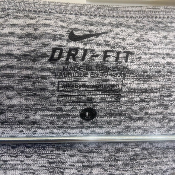 Nike relaxed yoga top, size large. Black, white, and grey - Picture 4 of 4